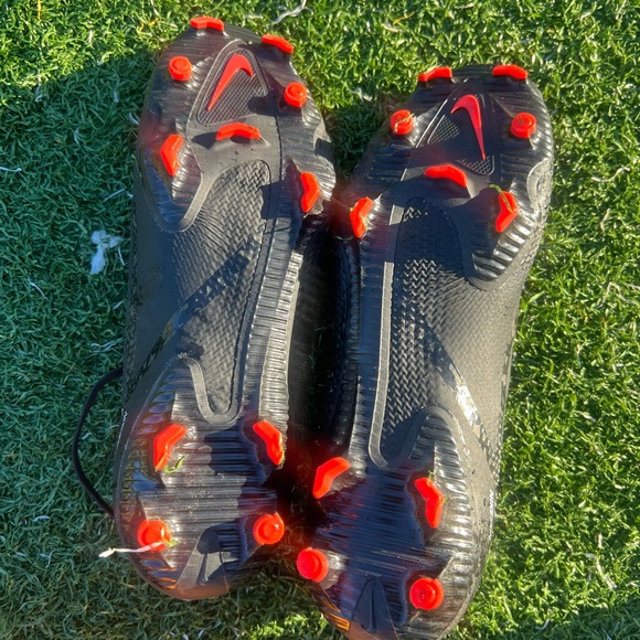 Nike Phantom GT2 DF Elite Soccer Cleats
Black/red
9.5 M main image 8
